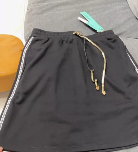 马克华菲女 一步裙 短裙 全新 感兴趣的话...