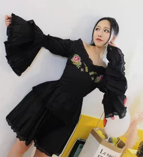 春季名媛刺绣一字肩荷叶边喇叭袖显瘦收腰蛋糕...