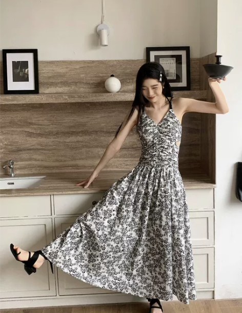 夏季新款度假风气质黑花吊带连衣裙
