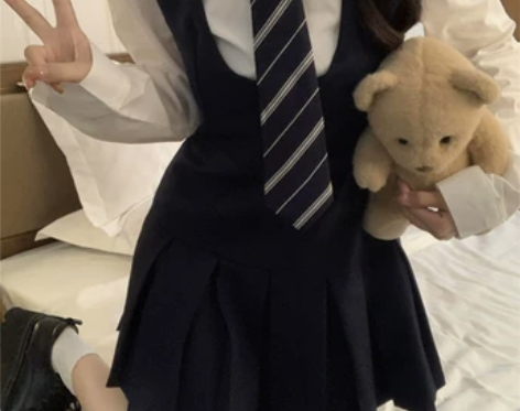 韩系马甲背心连衣裙女秋季显瘦学院风百褶裙白...