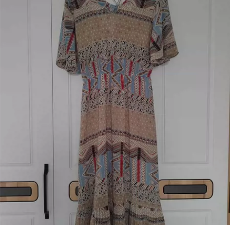 商场大几百买的雪纺连衣裙，有点民族风，海边...