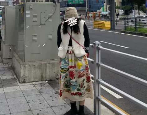 DIGUAzi制趣味度假印花撞色高腰工装中...