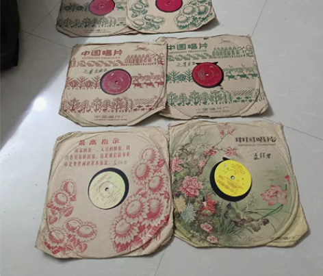 老唱片、黑胶唱片潮曲，有四部曲，带有外壳包...