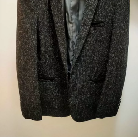 出西装，买回来穿了两天，感觉有点小了，但是...