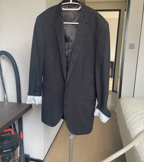 休闲西装 里面搭白T 感兴趣的话点“我想要...