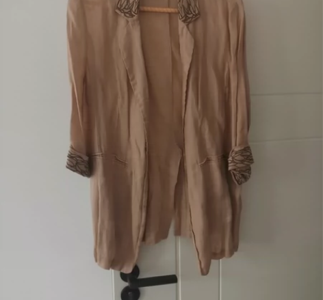 麻料西服 八成新 感兴趣的话点“我想要”...