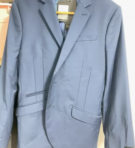 思莱德西装180的尺码吊牌未拆。穿了有点小...