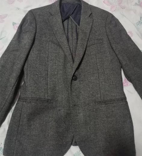 单西装，朋友送的，穿了有点小，全新一次没穿...
