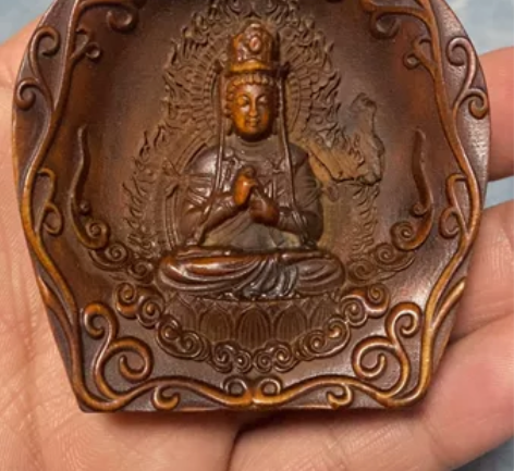 出售木雕手把件，木质雕刻作品，大小对比手掌...