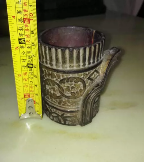 清代木雕小筒，完整，作用不详。底价200。...