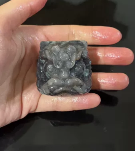 佘太翠退坑回血苔绿醒狮特色俏色手把件原石雕...