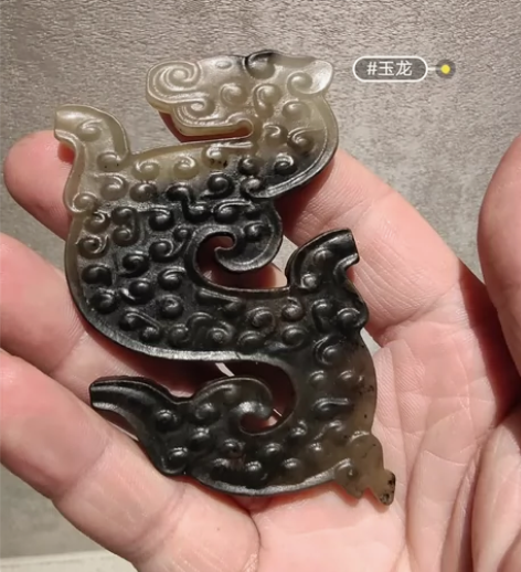 近现代玉雕龙，把玩件，盘得不错了的，玉质好...