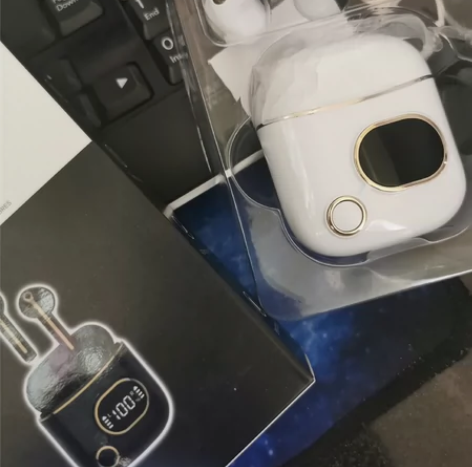 复古电量数显屏蓝牙耳机。有喜欢收集耳机的爱...