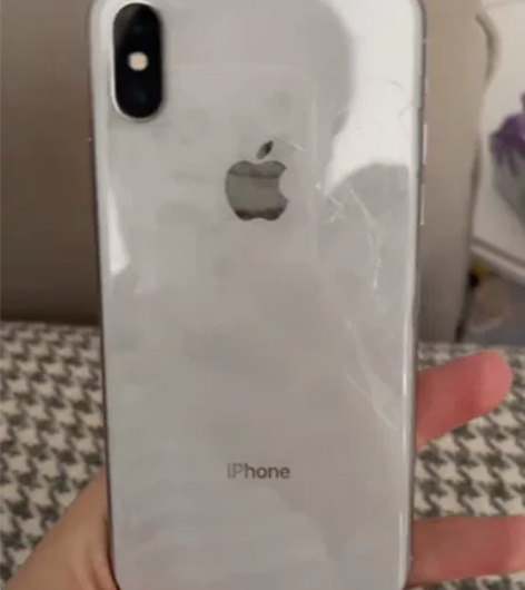 苹果X，后盖碎了一点，无任何维修 感兴趣的...