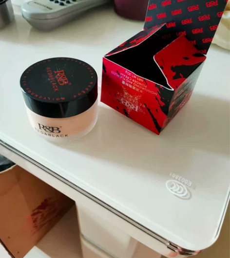 红与黑化妆师专用粉底液 好用服帖不卡粉妆感...