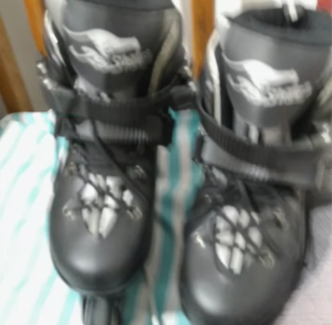 有一双溜冰鞋，不知道啥牌的啊！有八成新啊！...