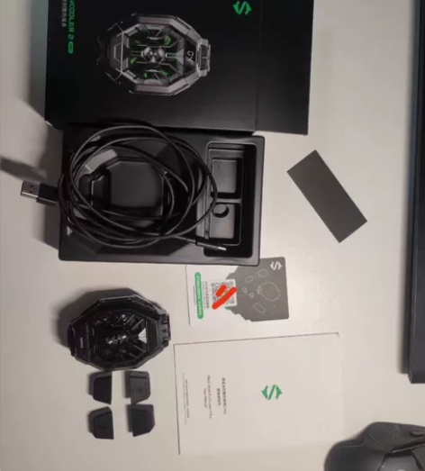 黑鲨冰封散热背夹2Pro手机散热器。买来测...