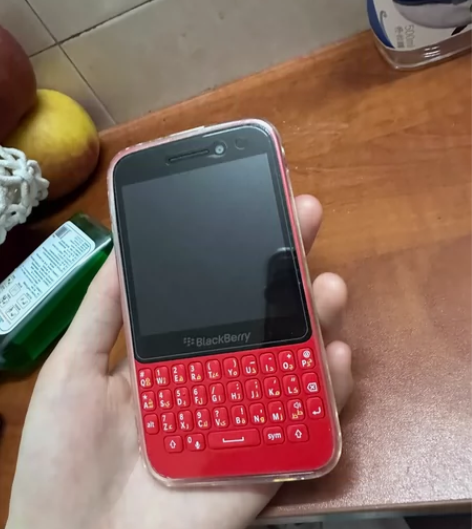出二手自用黑莓手机Q5，买了一个多月没怎么...
