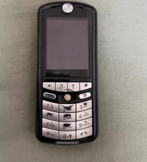 摩托罗拉E1 一代音乐神器，苹果最早介入手...