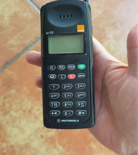 摩托罗拉二哥大 充新层色，按键好用，带一块...