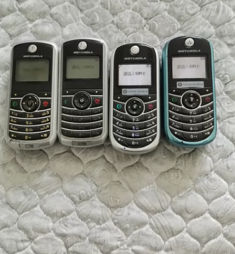 四部摩托罗拉功能都好使,电池齐全,没有充电...
