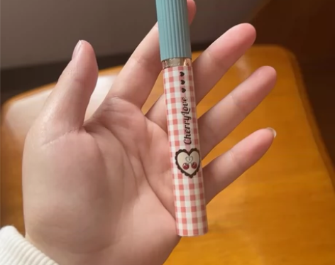 花知晓睫毛膏九新棕色的色号m02，日期到2...