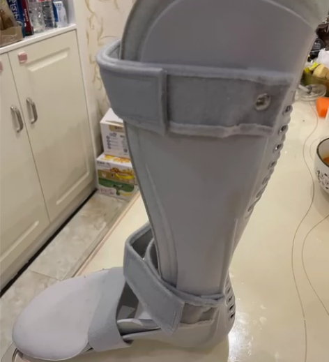 右下肢固定器护具，之前腿摔跤了在中心医院购...