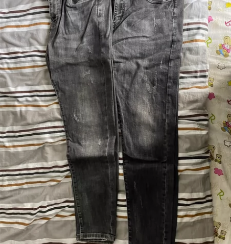 两条牛仔裤，现在穿着小了，所以出售，质量都...