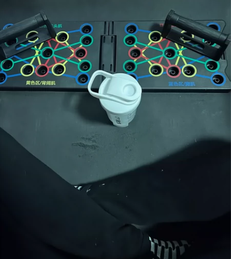 一个俯卧撑架，送一个摇摇杯 感兴趣的话点“...