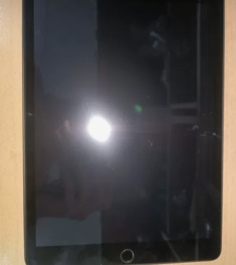 个人的平板，iPad2019，充电器盒子都...