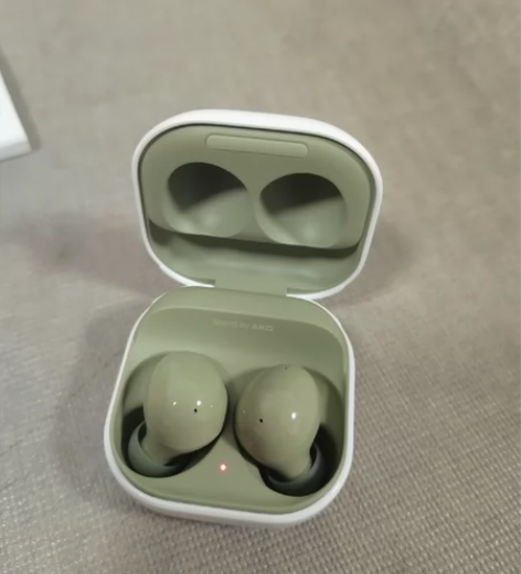 三星 Galaxy buds2。颜色叫香提...