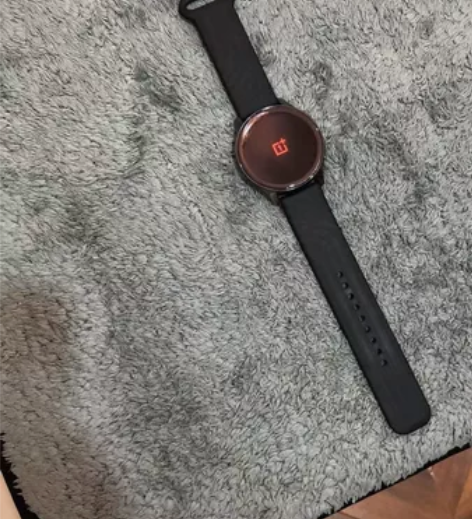 一加watch黑色智能手表 如下图，橙色目...