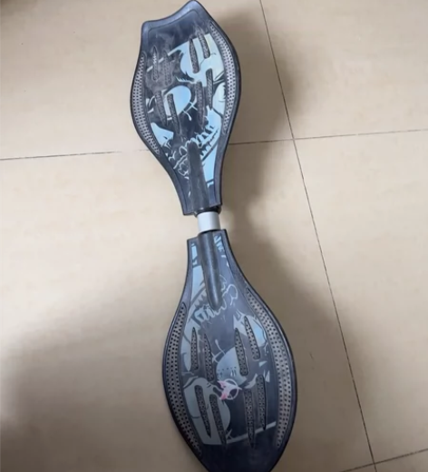 蛇形两轮滑板，品牌的质量好。闲置转给有需要...