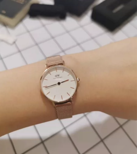 dw女士手表，全新包装齐全，送人自用都很合...