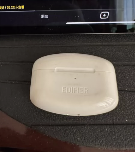 漫步者降噪耳机，成色能有九成新，保护壳赠送...