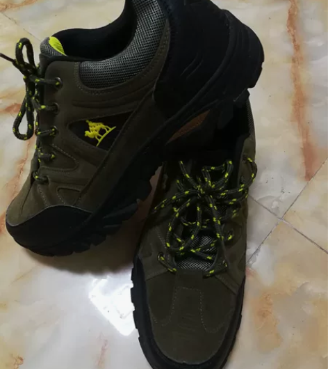 骆驼牌登山鞋，43号的，就穿两次，基本全新...