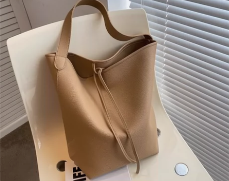 百搭款休闲软皮单肩包大容量高级感大气水桶包...