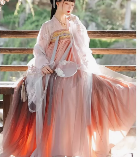汉服蝉佩的 XL码 （大袖衫+上衣+6米大裙摆）仅在家里穿过...