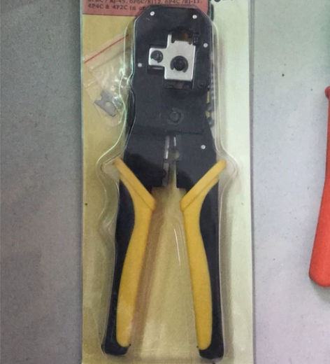 做网线的工具，水晶头压线钳和测试仪，交换机...