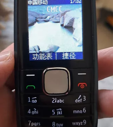 诺基亚原装手机型号1800@老机子了。但是...