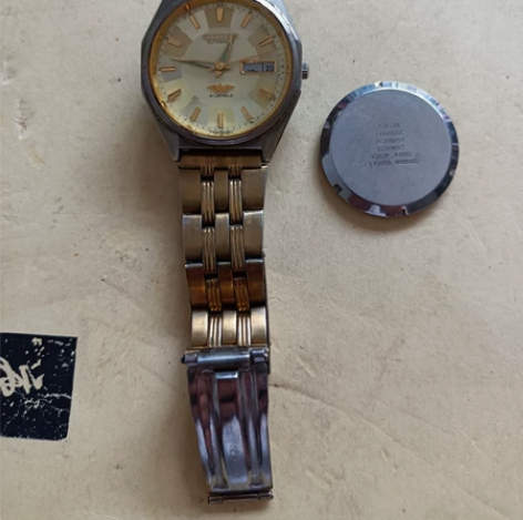 西铁城手表，品如图，蒙子有点小磕碰，可以走...