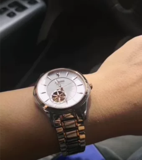 雷诺机械手表九成新款式非常好看挺重的，换新...