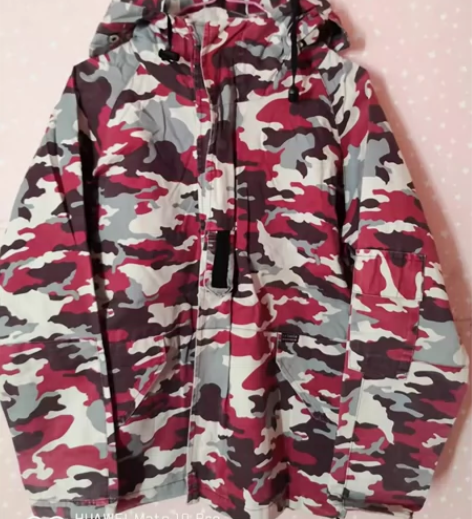 迷彩冲锋衣，女，L码 衣服后面左下角有两小...