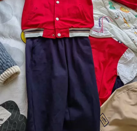 幼儿园的校服，平时不穿，只有在校老师要求穿...