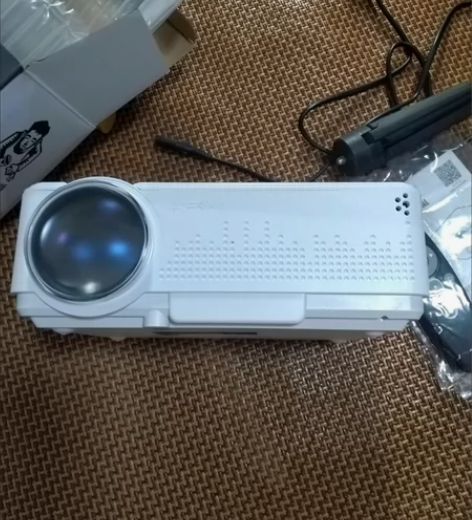 急卖原价2399元投影仪高清4K无线家用宿...