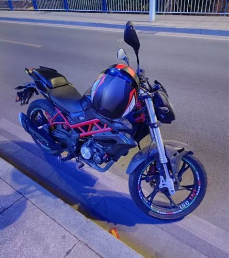 贝纳利红宝龙150，18年的摩托车，一万多...