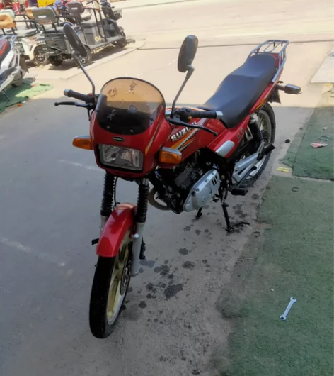 钻豹125摩托车  2010年车，实表9千...