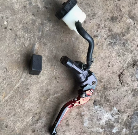 14雅马哈R1鲍鱼刹车上泵一套，成色如图，...