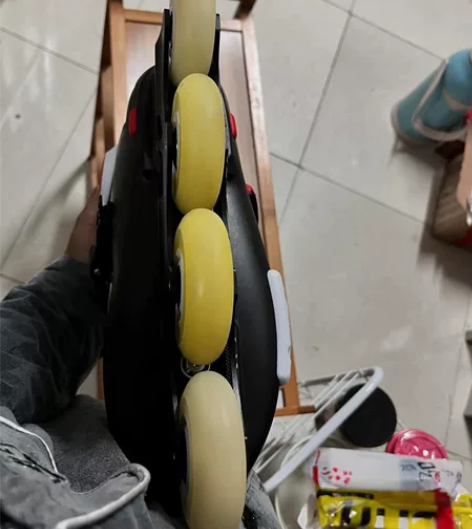 美洲狮轮滑鞋成年溜冰鞋 男女大学生滑轮鞋可...