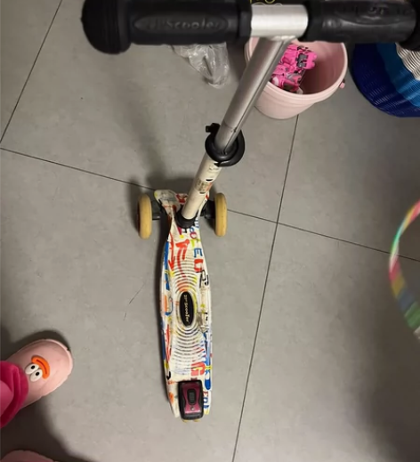 滑板车，基本完好，有磨损，明显使用痕迹，不...